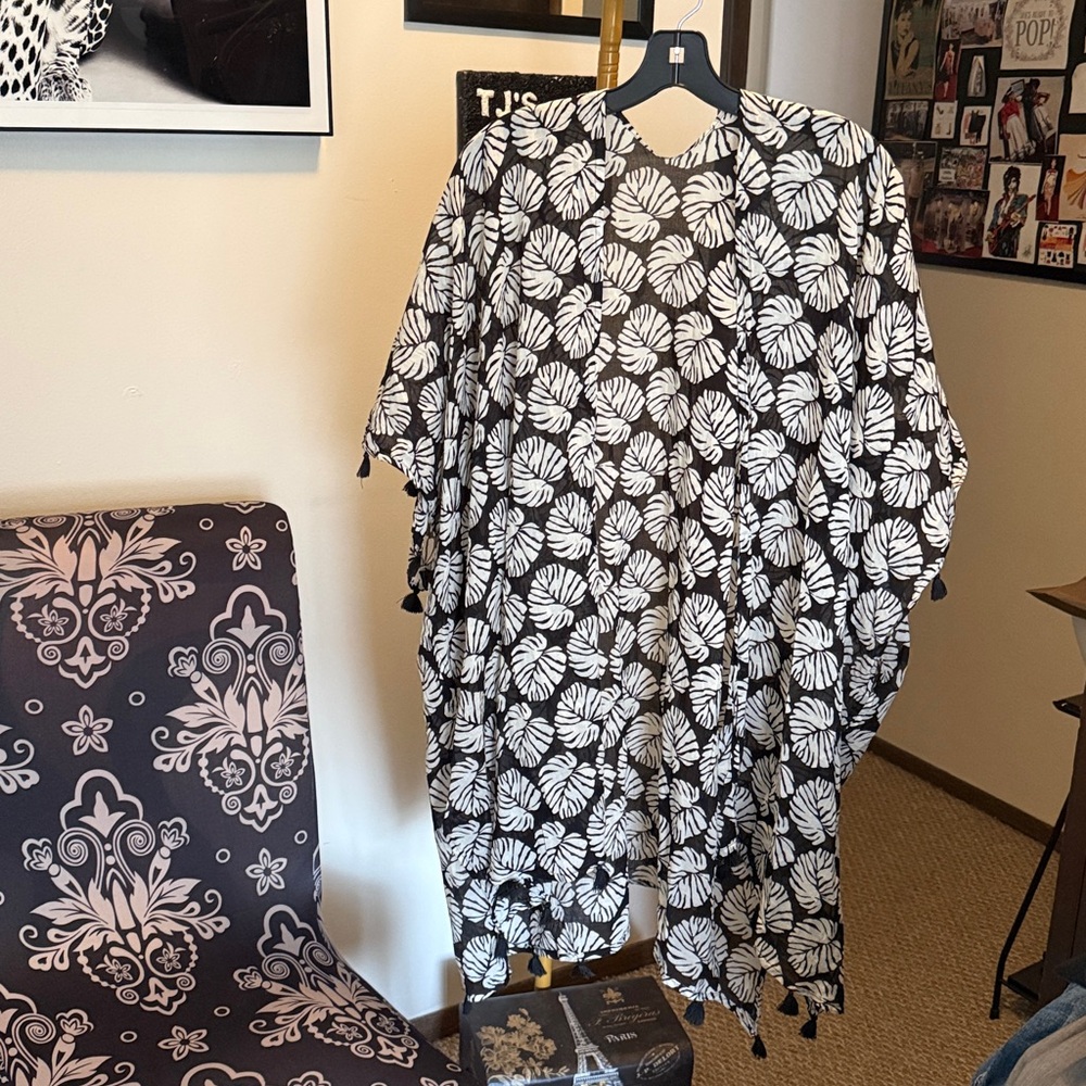 Black and White Leaf Patterned Kimono - Picture 2 of 5